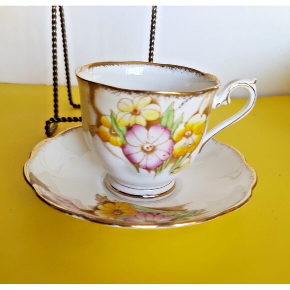Vintage Royal Albert Tea Cup & Saucer Petunia Pattern 1930's - Picture 3 of 9